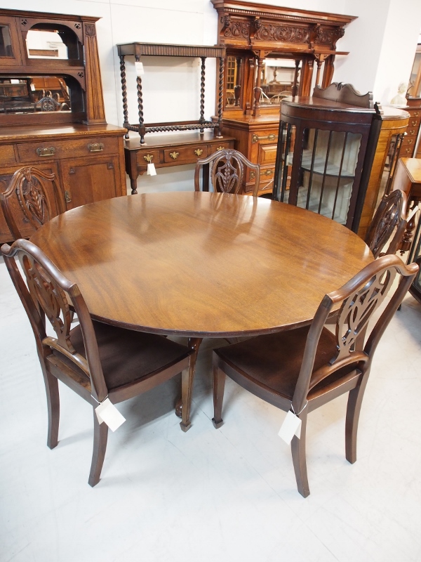 マホガニーラウンドテーブル　ラウンドテーブル　マホガニーテーブル　トライポッド　クイーンアン　ネコ脚　円卓　ダイニングテーブル　マルテーブル　アンティーク　ヴィンテージ　西欧家具　ヨーロッパ家具　イギリス家具　英国家具　UK家具　関西　大阪　北摂　箕面