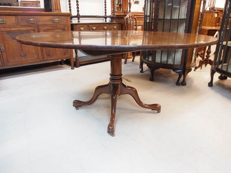 マホガニーラウンドテーブル　ラウンドテーブル　マホガニーテーブル　トライポッド　クイーンアン　ネコ脚　円卓　ダイニングテーブル　マルテーブル　アンティーク　ヴィンテージ　西欧家具　ヨーロッパ家具　イギリス家具　英国家具　UK家具　関西　大阪　北摂　箕面