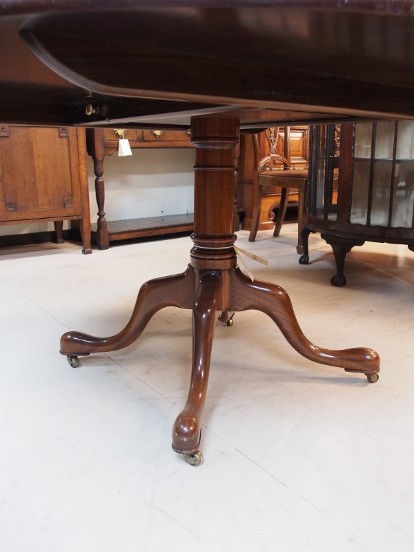 マホガニーラウンドテーブル　ラウンドテーブル　マホガニーテーブル　トライポッド　クイーンアン　ネコ脚　円卓　ダイニングテーブル　マルテーブル　アンティーク　ヴィンテージ　西欧家具　ヨーロッパ家具　イギリス家具　英国家具　UK家具　関西　大阪　北摂　箕面