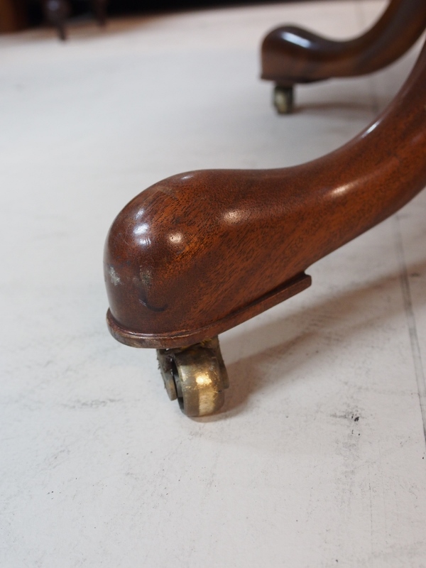 マホガニーラウンドテーブル　ラウンドテーブル　マホガニーテーブル　トライポッド　クイーンアン　ネコ脚　円卓　ダイニングテーブル　マルテーブル　アンティーク　ヴィンテージ　西欧家具　ヨーロッパ家具　イギリス家具　英国家具　UK家具　関西　大阪　北摂　箕面