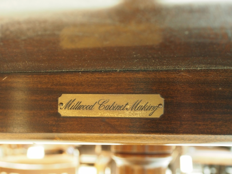 マホガニーラウンドテーブル　ラウンドテーブル　マホガニーテーブル　トライポッド　クイーンアン　ネコ脚　円卓　ダイニングテーブル　マルテーブル　アンティーク　ヴィンテージ　西欧家具　ヨーロッパ家具　イギリス家具　英国家具　UK家具　関西　大阪　北摂　箕面