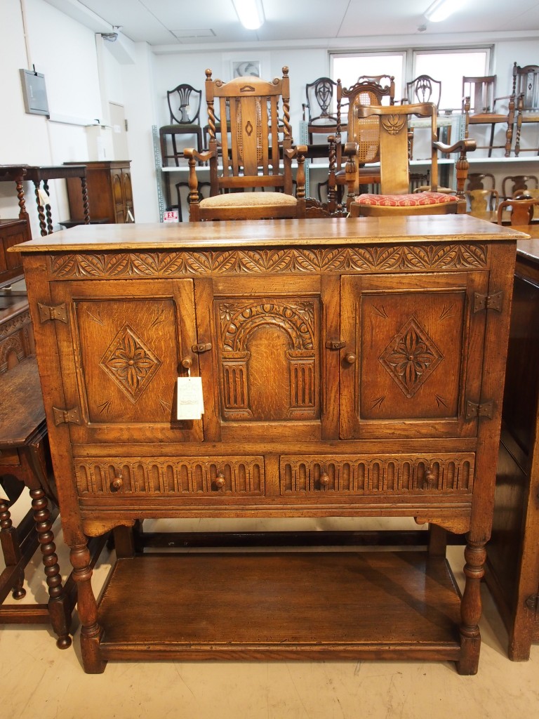 カップボード キャビネット イプスウィッチオーク イプスウィッチ ソリッドオーク カーブドオーク 彫刻 アンティーク ヴィンテージ ヨーロッパアンティーク ヨーロッパ家具 イギリスアンティーク イギリス家具 西欧アンティーク 西欧家具 西洋アンティーク 西洋家具 英国アンティーク 英国家具 カントリー家具 近畿 関西 大阪 北摂 箕面