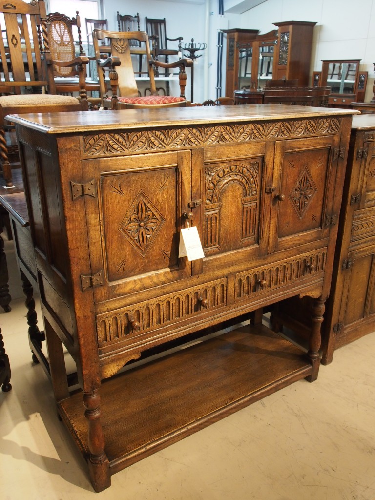 カップボード キャビネット イプスウィッチオーク イプスウィッチ ソリッドオーク カーブドオーク 彫刻 アンティーク ヴィンテージ ヨーロッパアンティーク ヨーロッパ家具 イギリスアンティーク イギリス家具 西欧アンティーク 西欧家具 西洋アンティーク 西洋家具 英国アンティーク 英国家具 カントリー家具 近畿 関西 大阪 北摂 箕面