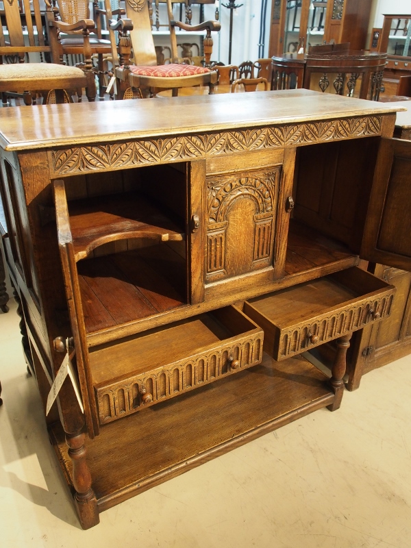 カップボード キャビネット イプスウィッチオーク イプスウィッチ ソリッドオーク カーブドオーク 彫刻 アンティーク ヴィンテージ ヨーロッパアンティーク ヨーロッパ家具 イギリスアンティーク イギリス家具 西欧アンティーク 西欧家具 西洋アンティーク 西洋家具 英国アンティーク 英国家具 カントリー家具 近畿 関西 大阪 北摂 箕面