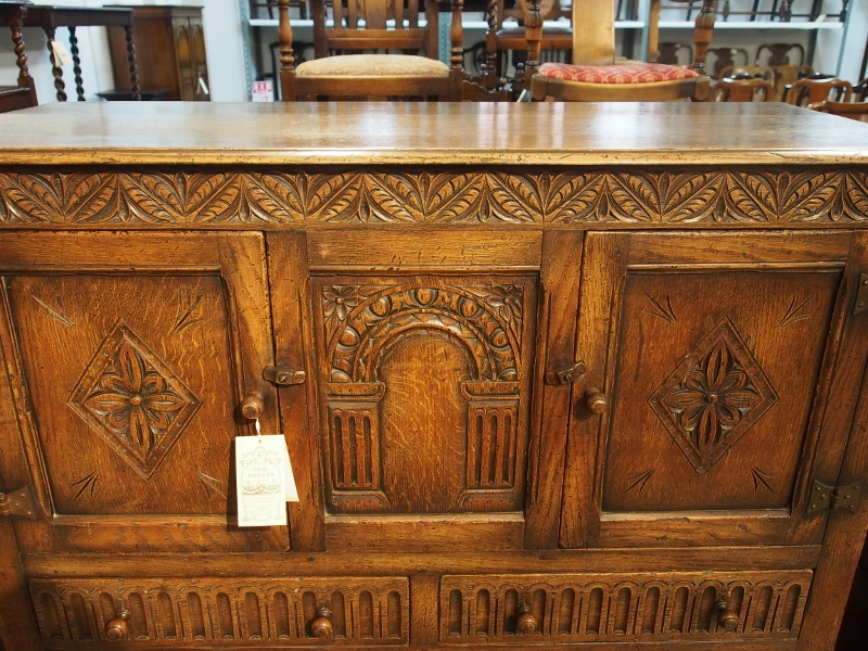 カップボード キャビネット イプスウィッチオーク イプスウィッチ ソリッドオーク カーブドオーク 彫刻 アンティーク ヴィンテージ ヨーロッパアンティーク ヨーロッパ家具 イギリスアンティーク イギリス家具 西欧アンティーク 西欧家具 西洋アンティーク 西洋家具 英国アンティーク 英国家具 カントリー家具 近畿 関西 大阪 北摂 箕面