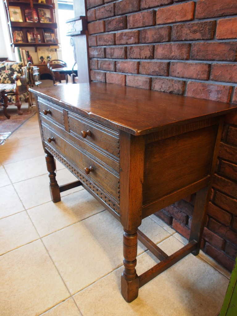 アンティーク家具　アンティーク　チェスト　ローボーイ　収納　引き出し　小物入れ　サイドデスク　ツインアンティークス