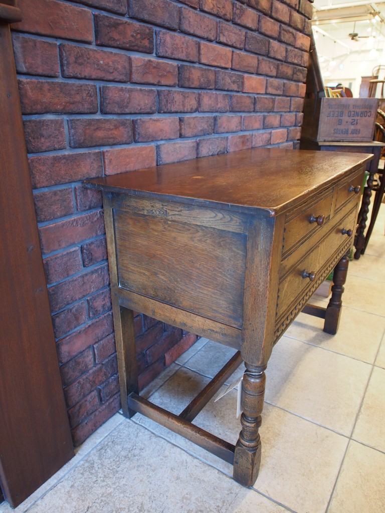 アンティーク家具　アンティーク　チェスト　ローボーイ　収納　引き出し　小物入れ　サイドデスク　ツインアンティークス