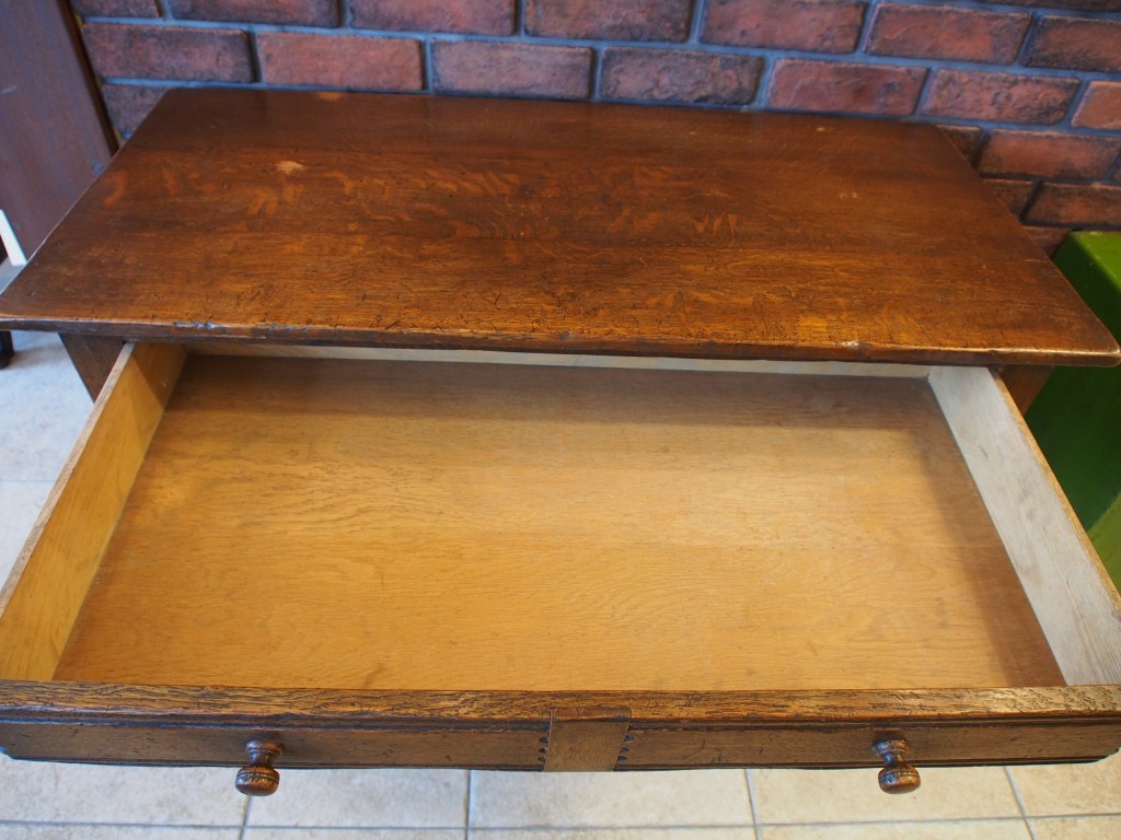 上段の引き出しは一見、２つに分かれているように見えますが、実は１つの引き出しです。