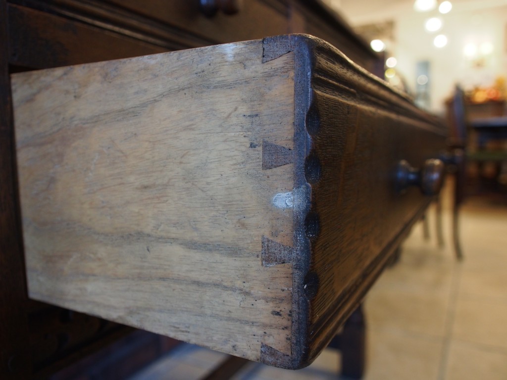 アンティーク家具　アンティーク　チェスト　ローボーイ　収納　引き出し　小物入れ　サイドデスク　ツインアンティークス