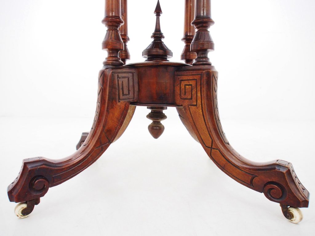 アンティーク家具　ウォルナット　テーブル　ティーテーブル　ウィンドウテーブル　サイドテーブル　ミニテーブル　花台　パデスタル　バーウォルナット　イギリスアンティーク