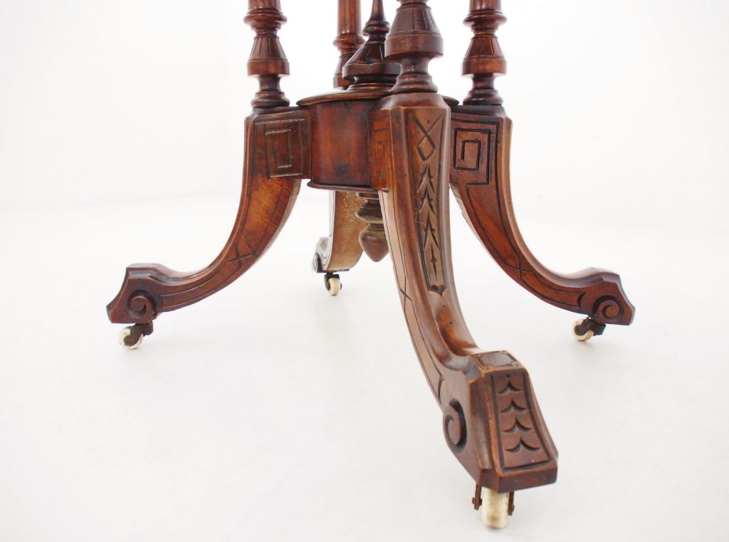 アンティーク家具　ウォルナット　テーブル　ティーテーブル　ウィンドウテーブル　サイドテーブル　ミニテーブル　花台　パデスタル　バーウォルナット　イギリスアンティーク