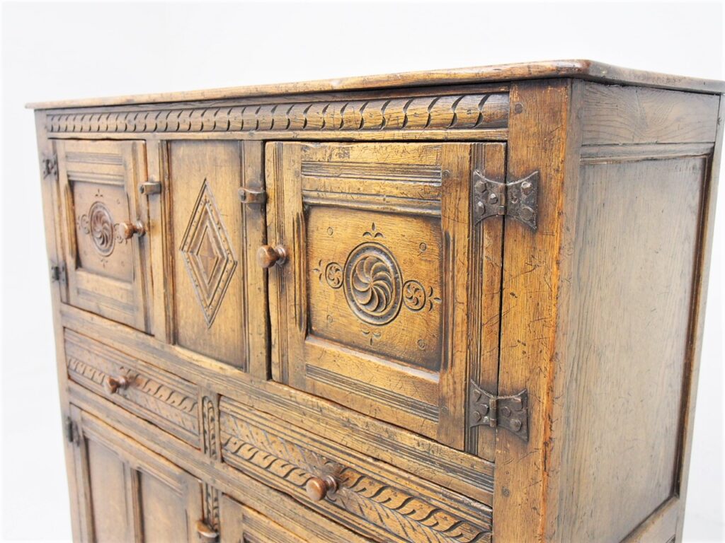 アンティーク家具　イギリスアンティーク　カップボード　収納　収納庫　サイドボード　食器棚　ipswich