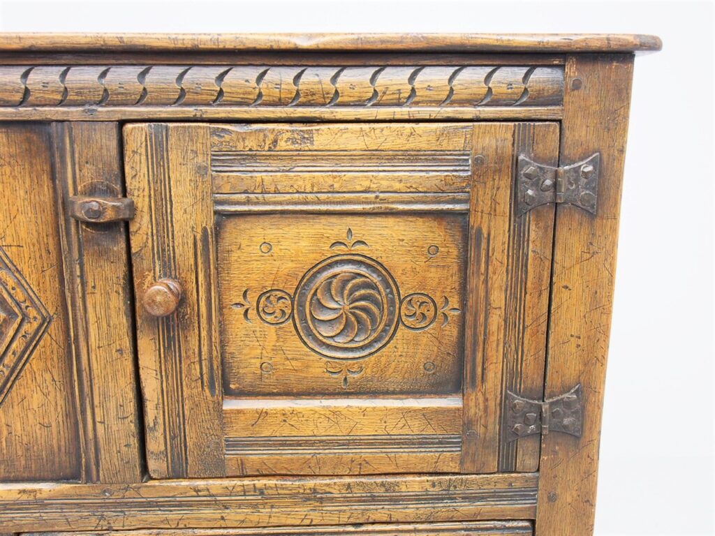 アンティーク家具　イギリスアンティーク　カップボード　収納　収納庫　サイドボード　食器棚　ipswich