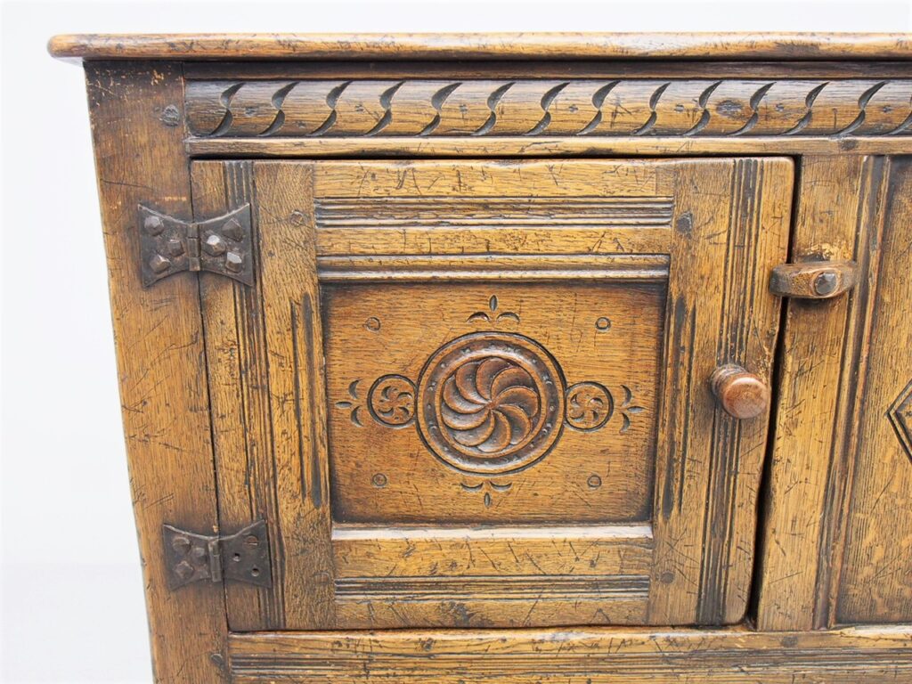 アンティーク家具　イギリスアンティーク　カップボード　収納　収納庫　サイドボード　食器棚　ipswich