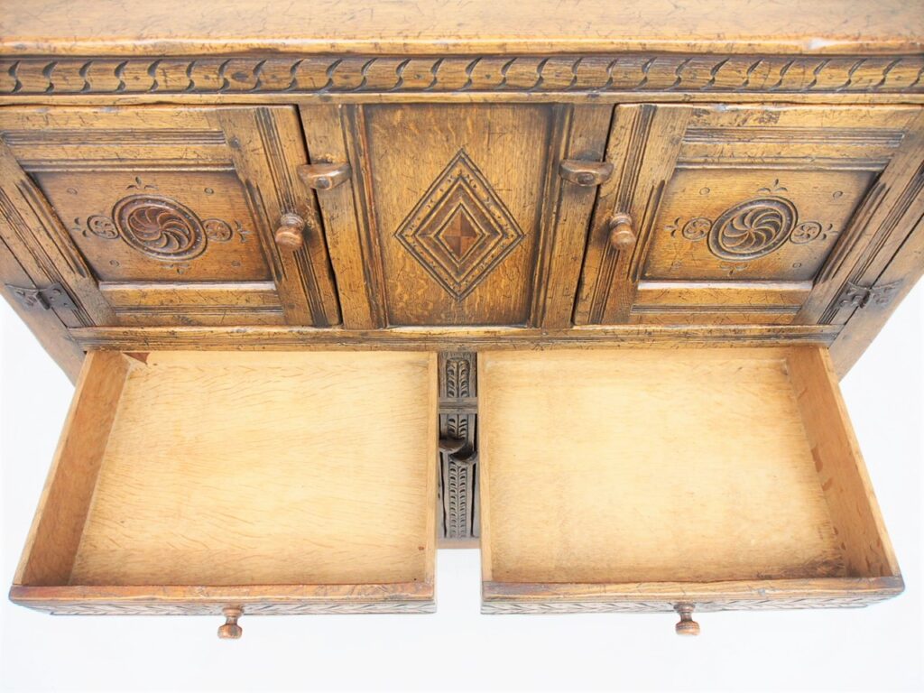 アンティーク家具　イギリスアンティーク　カップボード　収納　収納庫　サイドボード　食器棚　ipswich