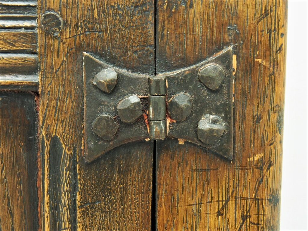 アンティーク家具　イギリスアンティーク　カップボード　収納　収納庫　サイドボード　食器棚　ipswich