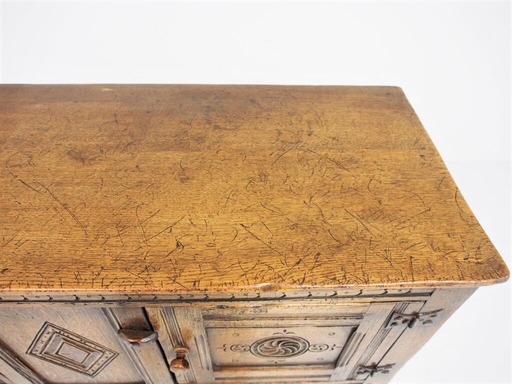 アンティーク家具　イギリスアンティーク　カップボード　収納　収納庫　サイドボード　食器棚　ipswich