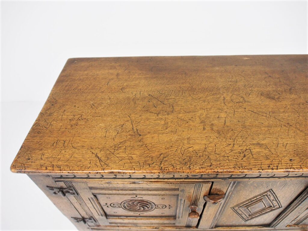 アンティーク家具　イギリスアンティーク　カップボード　収納　収納庫　サイドボード　食器棚　ipswich