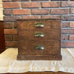 イギリスで見つけたアンティークの収納ボックスミニチェスト