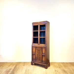 スリムなサイズのアンティークブックケース