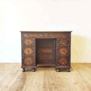 オーク材のイギリスアンティークデスク