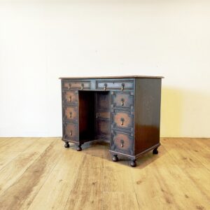 オーク材のアンティークデスク