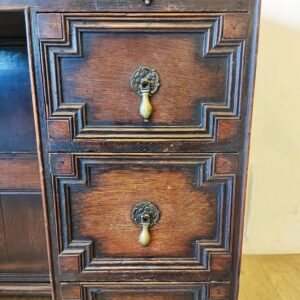 アンティークデスクの引き出しアップ