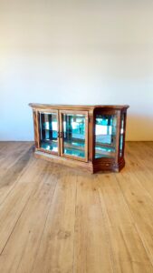 イギリスから到着したヴィンテージのガラスのキャビネット