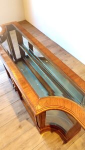 英国ヴィンテージ家具、ショップの什器として活躍ガラスキャビネット