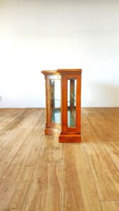 イギリスからとうちゃくしたアンティーク家のガラスのショーケース