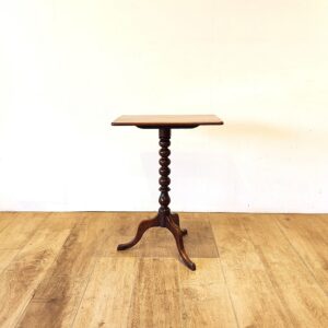 トリポッドの脚が素敵なアンティークのオケ―ジョナルテーブル