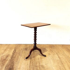 トリポッドの脚が素敵なアンティークのサイドテーブル