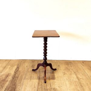 コンパクトなサイズのアンティークのサイドテーブル
