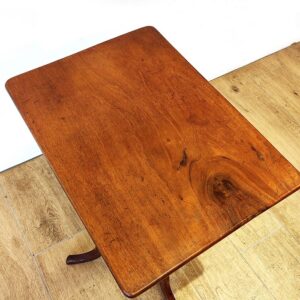 杢目が綺麗なアンティークのサイドテーブル