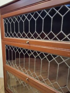 ステンドグラスの扉が素敵なアンティークの本棚