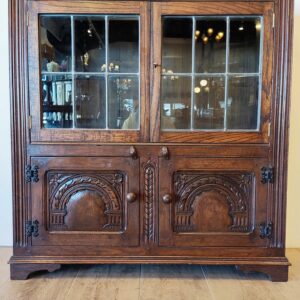 イギリスらしい彫刻が素敵なアンティークブックケース