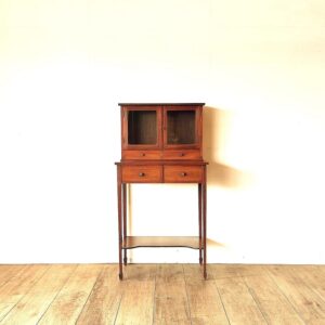 インレイが美しいマホガニーのアンティークキャビネット