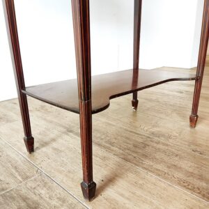 テーパードレッグのアンティークキャビネット