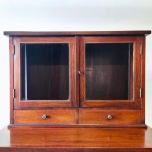 直線的なデザインが美しいアンティークキャビネット