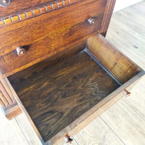 オークのチェストの引き出し庫内