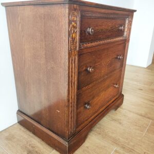 オークヴィンテージチェストのサイドと脚元