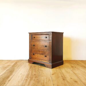 コンパクトなサイズのオークのチェスト