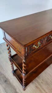 イギリスアンティーク家具、オークの杢目が素敵なサイドテーブル