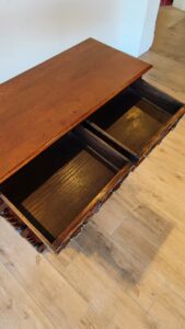 英国のオーク材のシェルフの引き出しのアップ写真