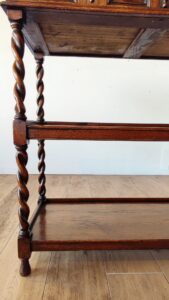 英国から到着したアンティーク家具、ツイスト脚のサイドテーブル