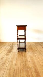 イギリスから到着したアンティーク家具、ツイスト脚が素敵なサーバー