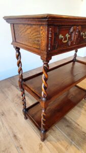 イギリスから届いたアンティーク家具、オークの杢目が美しいツイストのサーバー