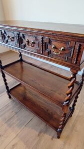 イギリスから届いたアンティーク家具、ツイストの脚がおしゃれなサーバー