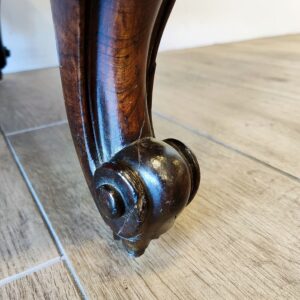 猫脚のアップのアンティークのソファ