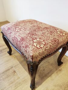 ウィリアムモリスの生地に張替えたアンティークスツール